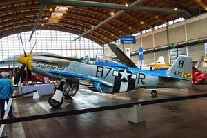 friedrichshafen - mayo de 2019 avión azul plateado p-51d mustang louisiana kid 1944 en motorworld classics bodensee el 11 de mayo de 2019 en friedrichshafen, alemania foto