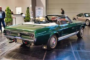 friedrichshafen - mayo de 2019 esmeralda verde oscuro ford mustang t5 gt rally 1966 cabrio en motorworld classics bodensee el 11 de mayo de 2019 en friedrichshafen, alemania foto