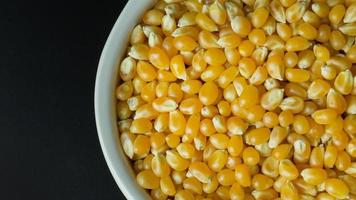 las semillas de maíz cierran la imagen de fondo. foto