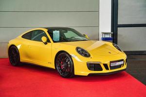 friedrichshafen - mayo 2019 amarillo porsche 911 991 carrera gts coupe 2014 en motorworld classics bodensee el 11 de mayo de 2019 en friedrichshafen, alemania foto