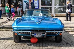 alemania, limburg - abr 2017 azul chevrolet corvette c2 convertible cabrio 1962 en limburg an der lahn, hesse, alemania foto