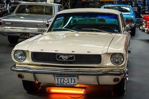 sinsheim, alemania - mai 2022 blanco ford mustang 1st generación coupe 1965 foto