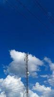 torre de internet nube soleada en el fondo del aire foto