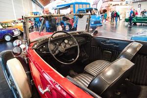 friedrichshafen - interior de cuero negro de mayo de 2019 del ford rojo modelo un roadster cabrio de 1930 en motorworld classics bodensee el 11 de mayo de 2019 en friedrichshafen, alemania foto