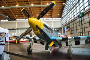 friedrichshafen - mayo de 2019 avión azul plateado p-51d mustang louisiana kid 1944 en motorworld classics bodensee el 11 de mayo de 2019 en friedrichshafen, alemania foto