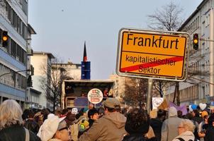 frankfurt, alemania - 18 de marzo de 2015 multitudes de manifestantes, bloqueo de demostración foto