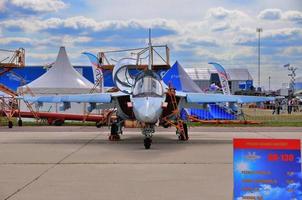 moscú, rusia - agosto de 2015 aviones de ataque yak-130 mitten presen foto