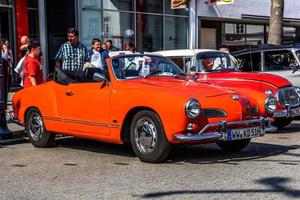 alemania, limburg - abr 2017 rojo vw volkswagen karmann-ghia typ 14 convertible cabrio 1955 en limburg an der lahn, hesse, alemania foto