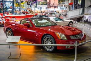 sinsheim, alemania - mai 2022 rojo cabrio cadillac xlr 2004 foto