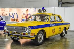 moscú - agosto de 2016 gaz 24 volga milicia policía gai presentado en el salón internacional del automóvil mias moscow el 20 de agosto de 2016 en moscú, rusia foto