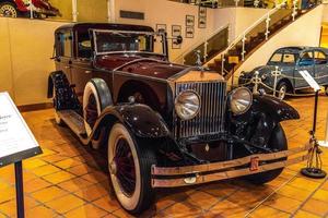 fontvieille, monaco - jun 2017 maroon rolls-royce saloon 1953 en monaco top cars collection museum foto