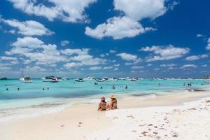 2 chicas sexy damas están sentadas en bikini brasileño en una playa de arena blanca, mar caribe turquesa, isla mujeres, mar caribe, cancún, yucatán, méxico foto