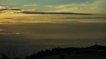 vista del paisaje con luz del amanecer en el horizonte en el valle. cielo brillante sobre montañas de niebla. concepto de naturaleza foto