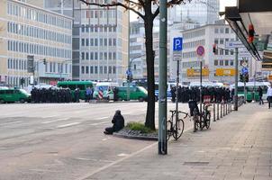 frankfurt, alemania - 18 de marzo de 2015 multitudes de policías, bloqueo de demostración foto