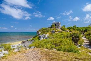 estructura 45, ofertorios en la colina cerca de la playa, ruinas mayas en tulum, riviera maya, yucatán, mar caribe, méxico foto