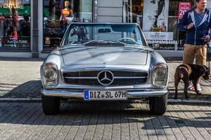 alemania, limburg - abr 2017 silver mercedes-benz w113 230 250 280 sl cabrio 1963 en limburg an der lahn, hesse, alemania foto
