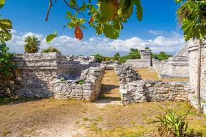 el castillo, ruinas mayas en tulum, riviera maya, yucatan, mar caribe, mexico foto