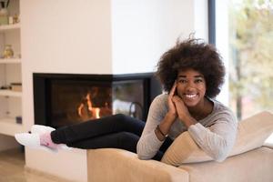 mujer negra frente a la chimenea foto