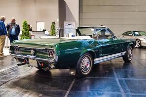 friedrichshafen - mayo de 2019 esmeralda verde oscuro ford mustang t5 gt rally 1966 cabrio en motorworld classics bodensee el 11 de mayo de 2019 en friedrichshafen, alemania foto