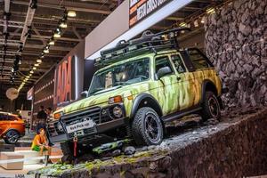 moscú - agosto de 2016 camioneta vaz-2329 lada 4x4 presentada en el salón internacional del automóvil mias moscow el 20 de agosto de 2016 en moscú, rusia foto