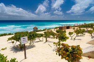 playa de arena con agua azul en un día soleado cerca de Cancún, México foto