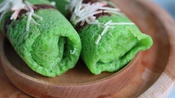 rollos de panqueque con sabor a pandan rellenos de coco joven foto