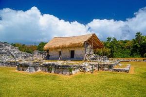 ruinas antiguas de maya en la zona arqueológica el rey cerca de cancún, foto