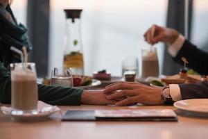 pareja en una cena romántica en el restaurante foto