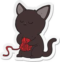 pegatina de un lindo gato negro de dibujos animados jugando con una bola de hilo vector