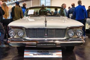 friedrichshafen - mayo de 2019 blanco chrysler imperial crown 1963 cabrio en motorworld classics bodensee el 11 de mayo de 2019 en friedrichshafen, alemania foto