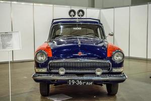 moscú - agosto de 2016 policía de la milicia gaz-21 presentado en el salón internacional del automóvil mias moscow el 20 de agosto de 2016 en moscú, rusia foto