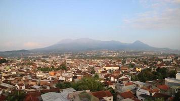 ambiente matutino de la ciudad de malang foto