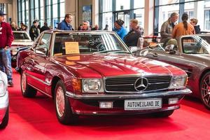 friedrichshafen - mayo 2019 rojo mercedes-benz 300 sl1989 coupe en motorworld classics bodensee el 11 de mayo de 2019 en friedrichshafen, alemania foto