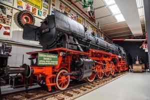 sinsheim, alemania - mai 2022 locomotora de vapor de carga roja negra foto