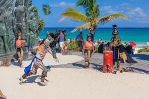 Bailando indios mayas en playa del carmen, yukatan, méxico foto