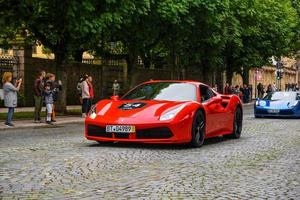 alemania, fulda - jul 2019 rojo ferrari 488 coupe tipo f142m es un automóvil deportivo de motor central producido por el fabricante de automóviles italiano ferrari. el coche es una actualización del 458 con un exterior notable y foto