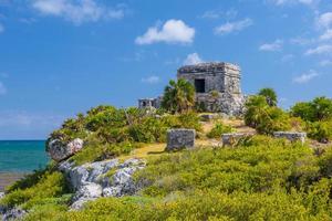 estructura 45, ofertorios en la colina cerca de la playa, ruinas mayas en tulum, riviera maya, yucatán, mar caribe, méxico foto