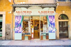 tienda de delicatessen en verona foto