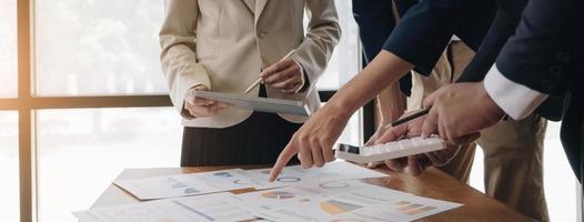 reunión de asesores empresariales asiáticos para analizar y discutir la situación del informe financiero en la sala de reuniones. consultor de inversiones, consultor financiero, asesor financiero y concepto de contabilidad foto