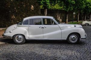 fulda, alemania - mayo 2013 bmw 501 502 coche retro salón de lujo el 9 de mayo de 2013 en fulda, alemania foto