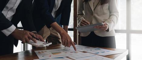 equipo de negocios analizando tablas y gráficos de ingresos con una computadora portátil moderna. close up.análisis de negocio y concepto de estrategia. foto