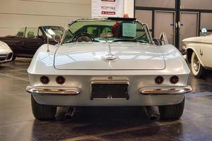 friedrichshafen - mayo 2019 plata chevrolet corvette c1 1961 cabrio en motorworld classics bodensee el 11 de mayo de 2019 en friedrichshafen, alemania foto