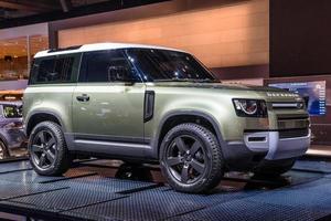 frankfurt, alemania - sept 2019 silver suv landrover 2020 defender l663, iaa international motor show auto exhibtion foto