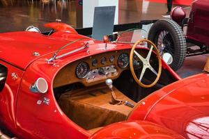 friedrichshafen - mayo de 2019 interior del jaguar rojo ronart w152 1973 racing cabrio roadster en motorworld classics bodensee el 11 de mayo de 2019 en friedrichshafen, alemania foto