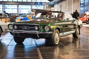 friedrichshafen - mayo de 2019 esmeralda verde oscuro ford mustang t5 gt rally 1966 cabrio en motorworld classics bodensee el 11 de mayo de 2019 en friedrichshafen, alemania foto