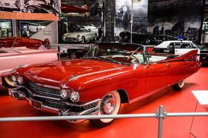 sinsheim, alemania - mai 2022 rojo cabrio cadillac eldorado biarritz foto