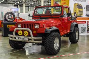 moscú - agosto de 2016 jeep wrangler yj presentado en el salón internacional del automóvil mias moscow el 20 de agosto de 2016 en moscú, rusia foto