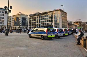 frankfurt, alemania - 18 de marzo de 2015 coches de policía, bloqueo de demostración foto