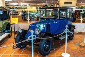 fontvieille, monaco - jun 2017 blue renault kj1 1922 en monaco top cars collection museum foto