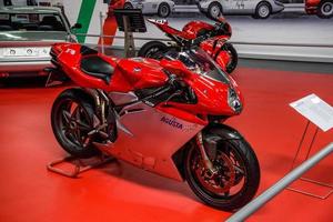 sinsheim, alemania - mai 2022 moto deportiva roja motocicleta mv agusta f4 750s foto